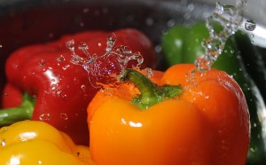 800px-Washing_bell_peppers