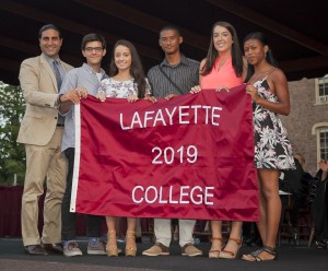 Alex Karapetian ’04, president of the Alumni Association, presents the students with the Class of 2019 banner.