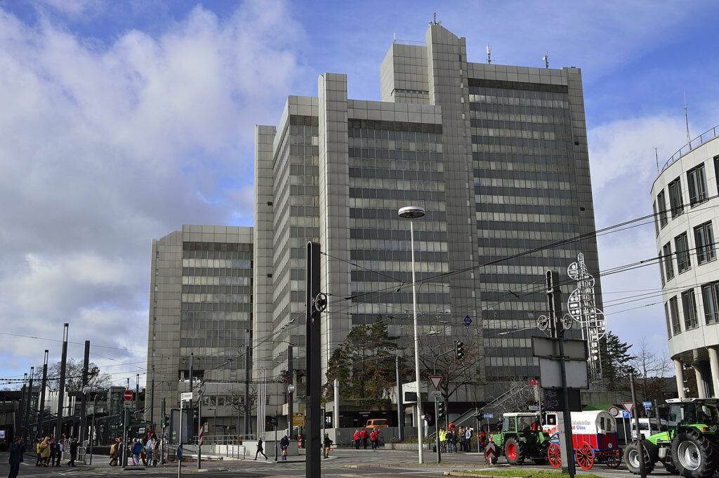 The Bonn Stadthaus, it is rectangular and made of concrete and glass