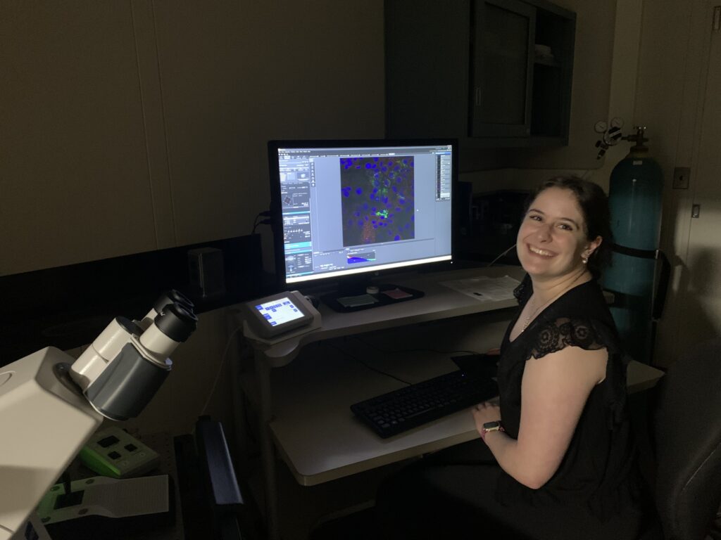 Hailey using the confocal microscope at Lehigh